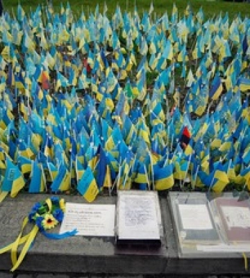 В Одессе женщина на площади подтерлась флагом Украины: фото, видео и заявление полиции