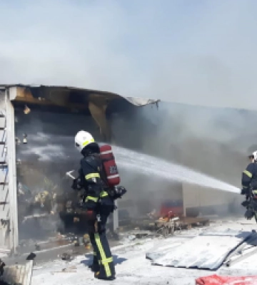На Львівщині горіли торгові павільйони: працювало 17 рятувальників