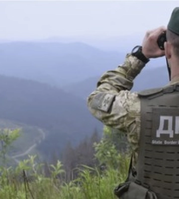 На Закарпатті двоє порушників кордону скоїли напад на прикордонника та втекли до Румунії