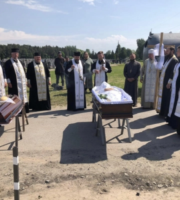 Понад 30 років віддав служінню людям: на Волині поховали священника. Фото