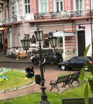 У центрі Одеси п`яна жінка спаплюжила прапорці, що стоять у пам`ять про загиблих воїнів