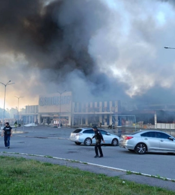 В гіпермаркеті могли перебувати понад 200 людей: Зеленський відреагував на обстріл Харкова та показав відео