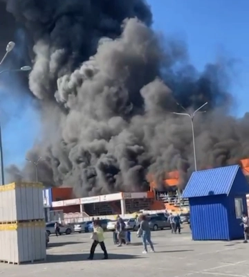 Росія завдала удару по будівельному гіпермаркету в Харкові: є жертва та поранені