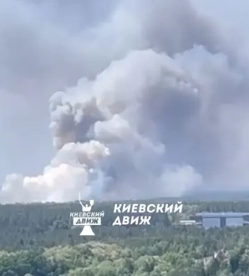 У Києві на дорозі загорілась фура, відео