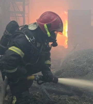 Атака на Харків: рятувальники локалізували пожежу в будівельному гіпермаркеті