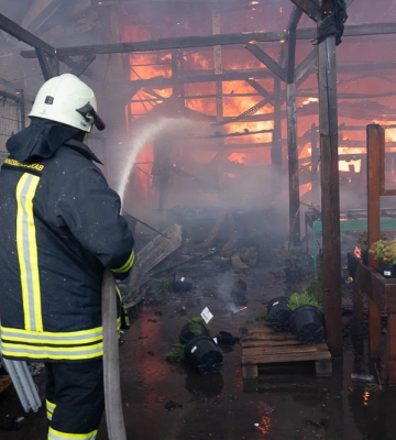Рятувальники локалізували пожежу в харківському гіпермаркеті «Епіцентр»