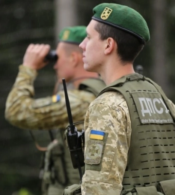 На Закарпатті двоє чоловіків напали на прикордонника