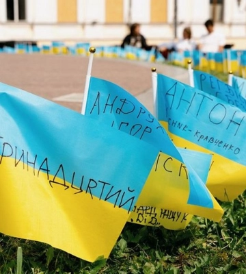 Жінка справила нужду на меморіалі загиблим воїнам. Замість туалетного паперу – державний прапор (ФОТО, ВІДЕО)