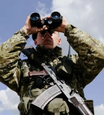 На Закарпатті двоє чоловіків відібрали зброю у прикордонника і втекли до Румунії