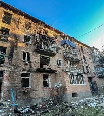 Рятувальники показали наслідки падіння уламків дрона на Вінниччині: людей довелося евакуювати