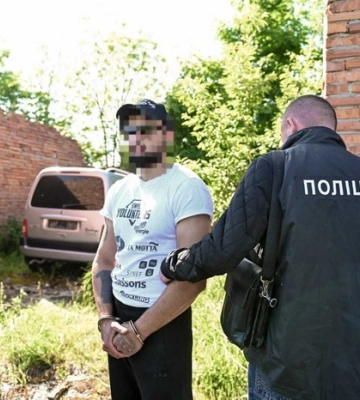 Угон та крадіжка із проникненням до будинку: суд взяв під варту 25-річного жителя Хмельниччини