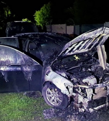 На Житомирщині чоловік через ревнощі підпалив автомобіль знайомої (ФОТО)