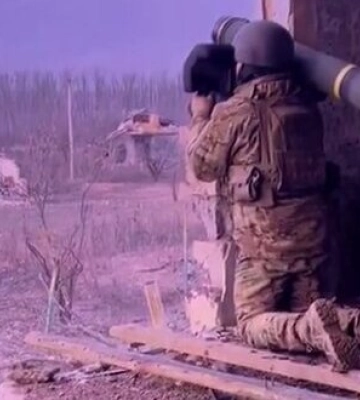 Воїн 79 ОДШБр з ПТРК FGM-148 &quot;Javelin&quot; атакує російську бронетехніку. ВIДЕО