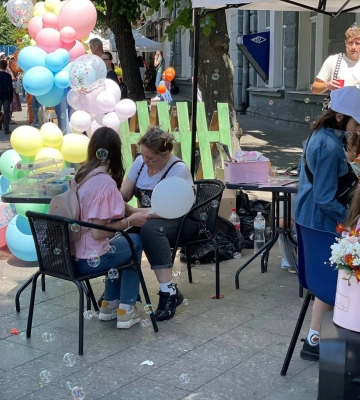 Літо разом: на Михайлівській провели міський фестиваль дитячих таборів. ФОТОРЕПОРТАЖ