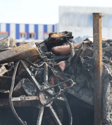Харківські рятувальники загасили пожежу на місці удару по «Епіцентру» 