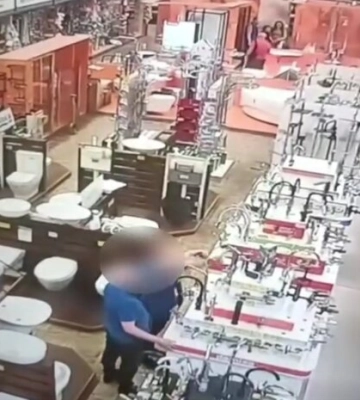 Появилось видео изнутри &quot;Эпицентра&quot; в Харькове в момент удара