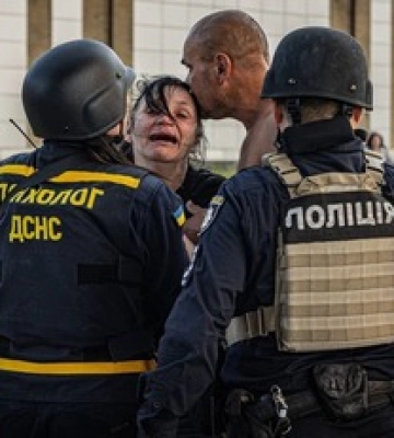 Полицейские показали первые минуты после удара по &quot;Эпицентру&quot; в Харькове. Видео 18+