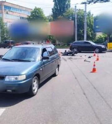 У Полтаві на великому перехресті не розминулися легковик та мотоцикл