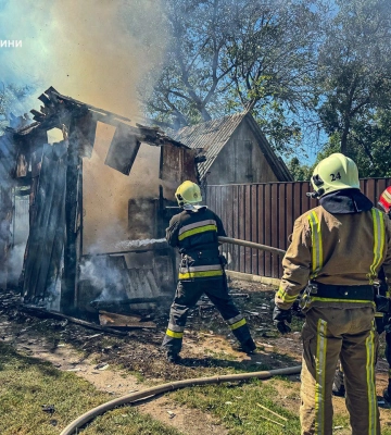 У Тростянці від пожежі врятували дві оселі