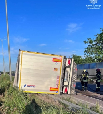 На Рівненщині перекинулася фура і заблокувала рух