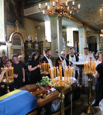Місто знову оповите сльозами: на Волині попрощалися із Героєм Романом Качуром