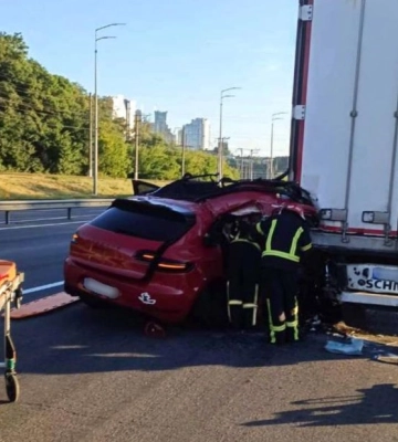 У Києві легковик влетів під фуру: пасажира вирізали з салону