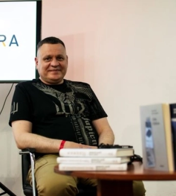Мистецтво, зміни та міста: у Луцьку військовослужбовець Анатолій Дністровий презентував трилогію 