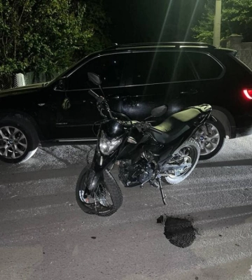 На Рівненщині неповнолітній мотоцикліст врізався у кросовер «BMW X5», - поліція. ФОТО