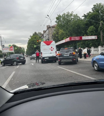 У Дніпрі автівка врізалася в MAN дорожньої служби: стався вибух, є загиблий