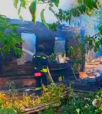На Шосткинщині ворожий обстріл спричинив пожежу в житловому секторі