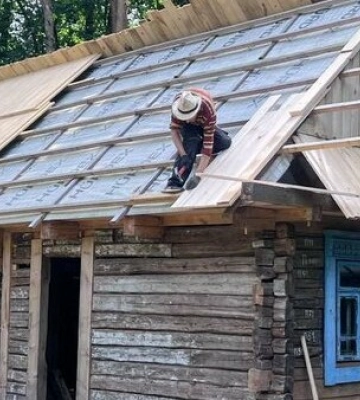 У Шевченківському гаю Львова відновлюють хату XX століття з Полісся
