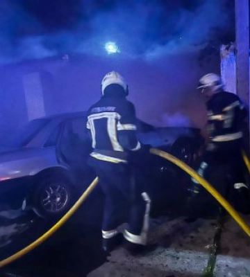 Чоловіка розбудили рятувальники та повідомили про пожежу: У Виноградові в чоловіка згоріла автівка