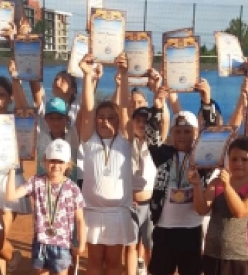 Чемпіонат Закарпаття з тенісу: команда з Тячева завоювала 22 медалі