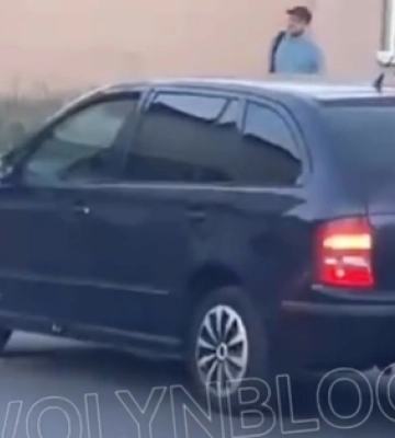 У центрі Луцька мотоцикліст в’їхав у легковик та втік, а потім повернувся