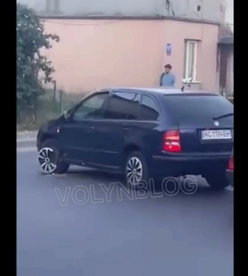 У Луцьку мотоцикліст в’їхав у легковик, втік, але передумав і повернувся