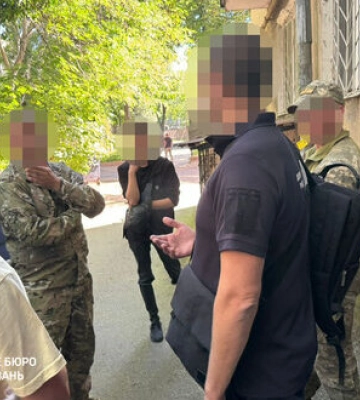 Викрито багатомільйонну схему заробітку на ухилянтах в Одеському центрі комплектування, - ДБР. ФОТОрепортаж