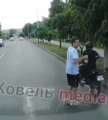На Волині мотоцикліст ледь не збив на пішохідному переході чоловіка. Відео