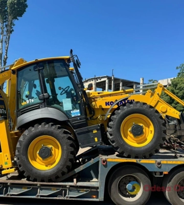 Одеса отримала від Японії гуманітарну допомогу – три екскаватори Komatsu