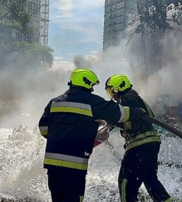 У Дарницькому районі Києва загорілися автомобілі, пожежу локалізовано, - ДСНС. ФОТОрепортаж
