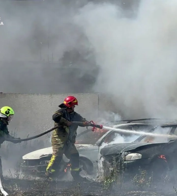У Києві загорілись автівки на штрафмайданчику: рятувальники повідомили деталі
