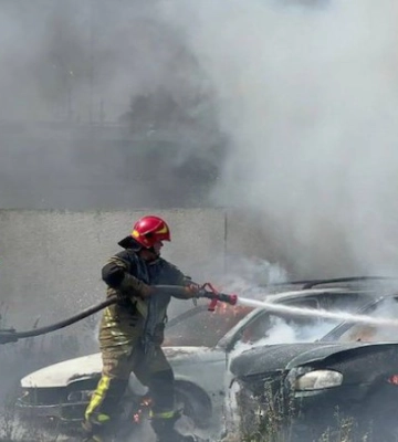 У Дарницькому районі Києва біля багатоповерхівок загорілися машини