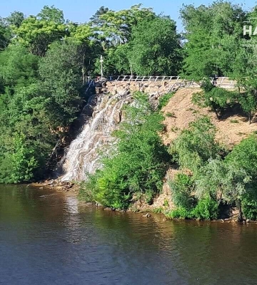У Дніпрі запрацював єдиний в Україні штучний водоспад