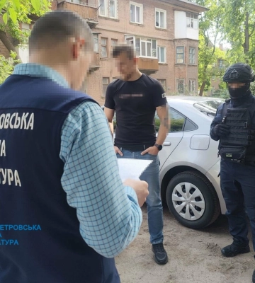 Привласнили 1 млн грн на ремонті укриттів: на Дніпропетровщині викрито держслужбовицю та директора школи