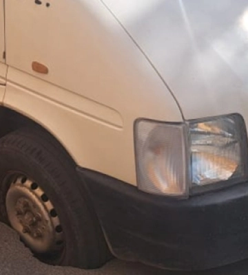 Мікроавтобус влетів у Рівному колесом в яму і заблокував усім дорогу