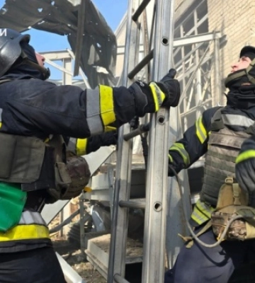 Ворог вдарив двома авіабомбами по селищу на Харківщині: є постраждала