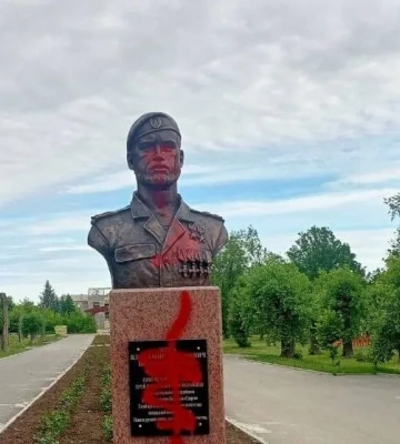 В окупованій Макіївці облили червоною фарбою монумент бойовику