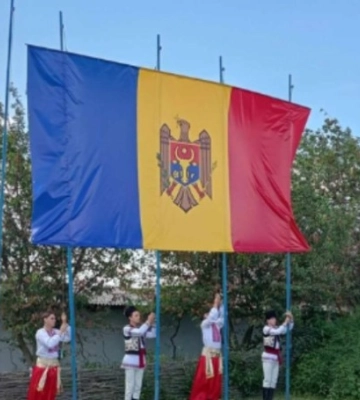 На Одещині підняли найбільший в Україні прапор Республіки Молдова