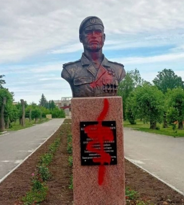 В окупованій Макіївці облили червоною фарбою монумент бойовику