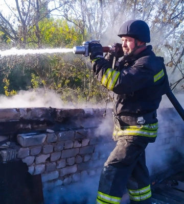 На півночі Сумщини рятувальники ліквідували пожежу, яку спричинив ворожий обстріл