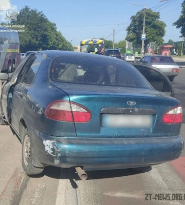 На проспекті Незалежності у Житомирі автівка влетіла у відбійник
